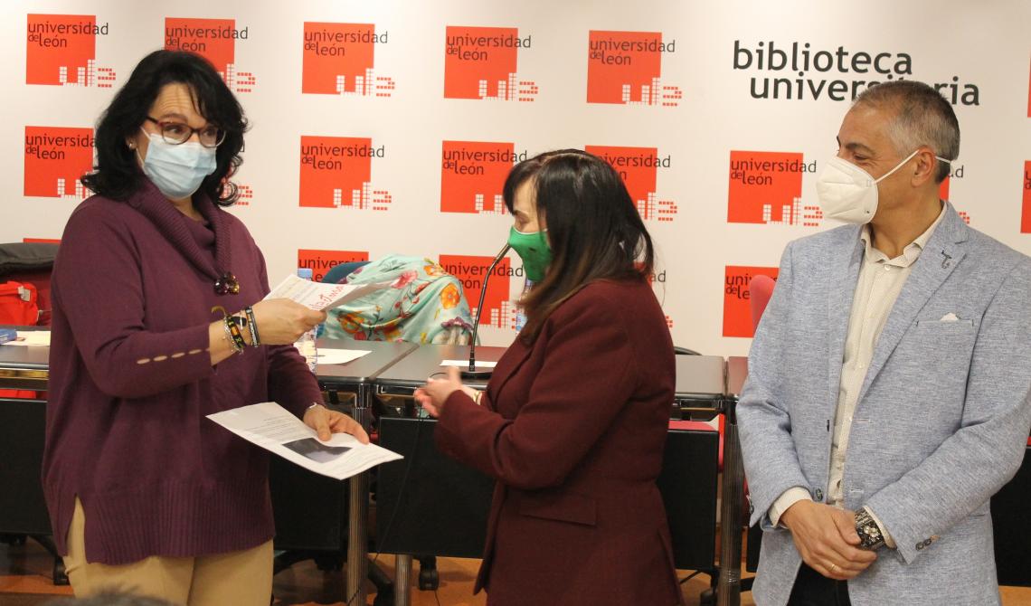 Marta Matías Rodríguez, directora de la Biblioteca Universitaria, entrega el premio a Mª Teresa Mata Sierrra, Accésit primero en la Categoría ‘Miembros de la Comunidad Universitaria’por ‘La gota’