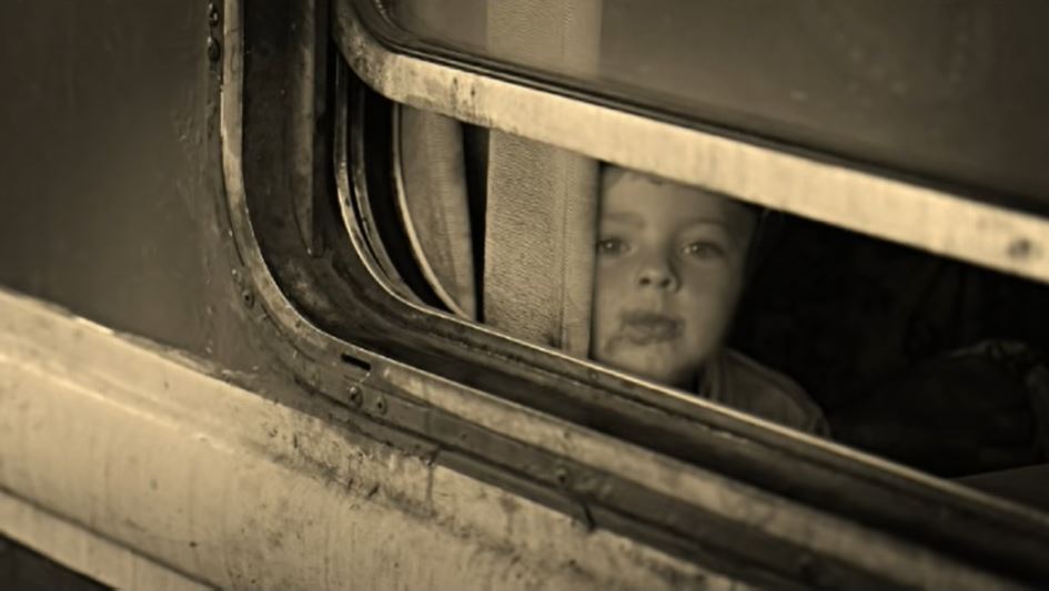niño ventanilla tren 